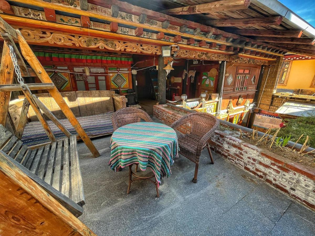 Tavern Hostel仁和客栈 Шангри-Ла Экстерьер фото