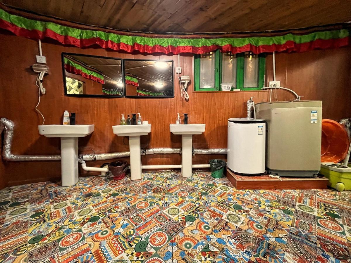 Tavern Hostel仁和客栈 Шангри-Ла Экстерьер фото